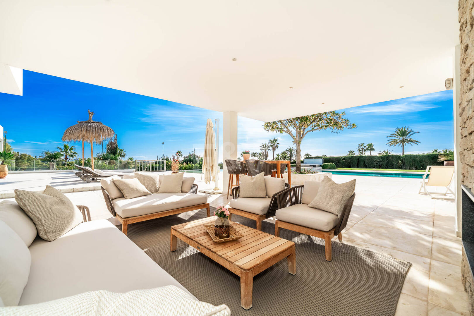 Exceptionell modern villa i gated, ultraprestigefyllda La Cerquillawith Sea Views och Private Tennis Court