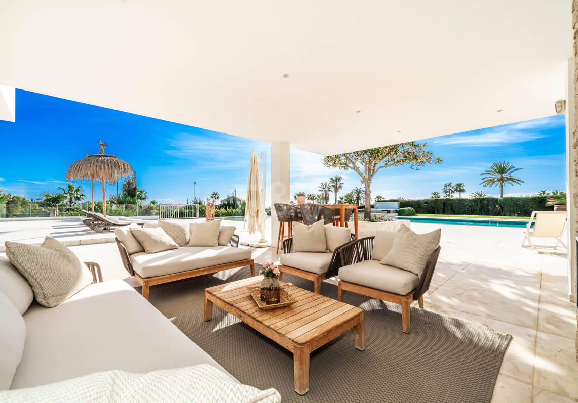 Exclusiva villa en comunidad privada con vistas al mar y pista de tenis