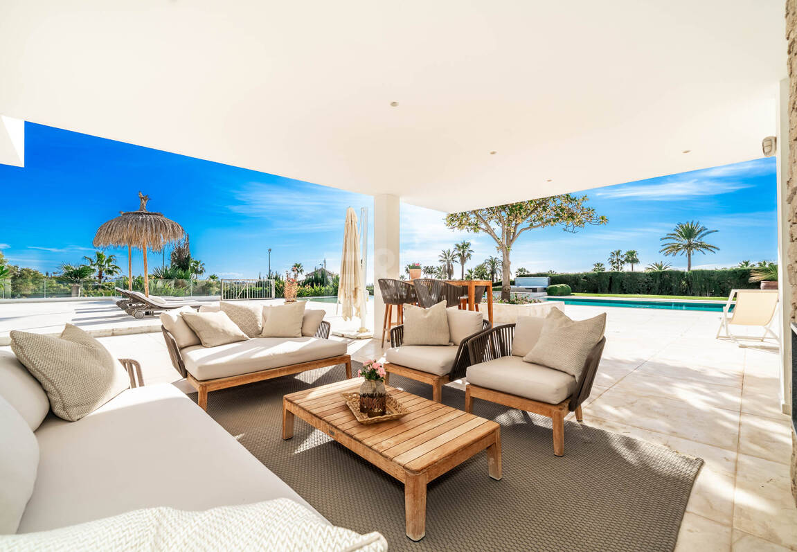 Exceptionell modern villa i gated, ultraprestigefyllda La Cerquillawith Sea Views och Private Tennis Court