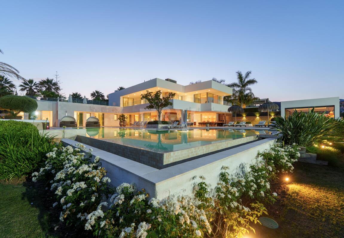 Exceptionell modern villa i gated, ultraprestigefyllda La Cerquillawith Sea Views och Private Tennis Court