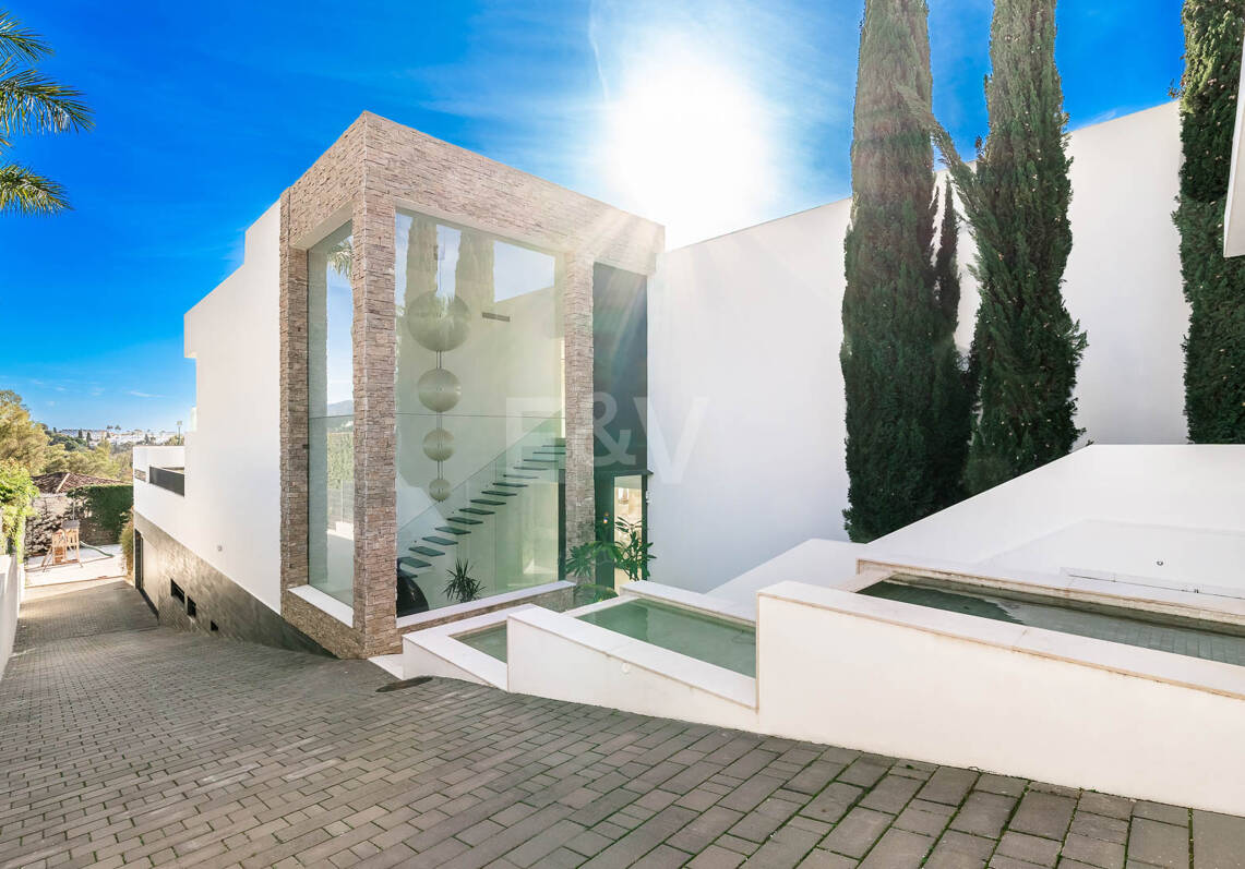 Exclusiva villa en comunidad privada con vistas al mar y pista de tenis