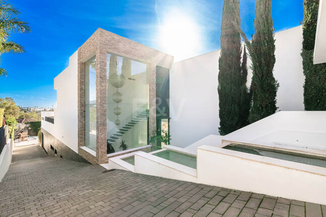 Exceptionell modern villa i gated, ultraprestigefyllda La Cerquillawith Sea Views och Private Tennis Court