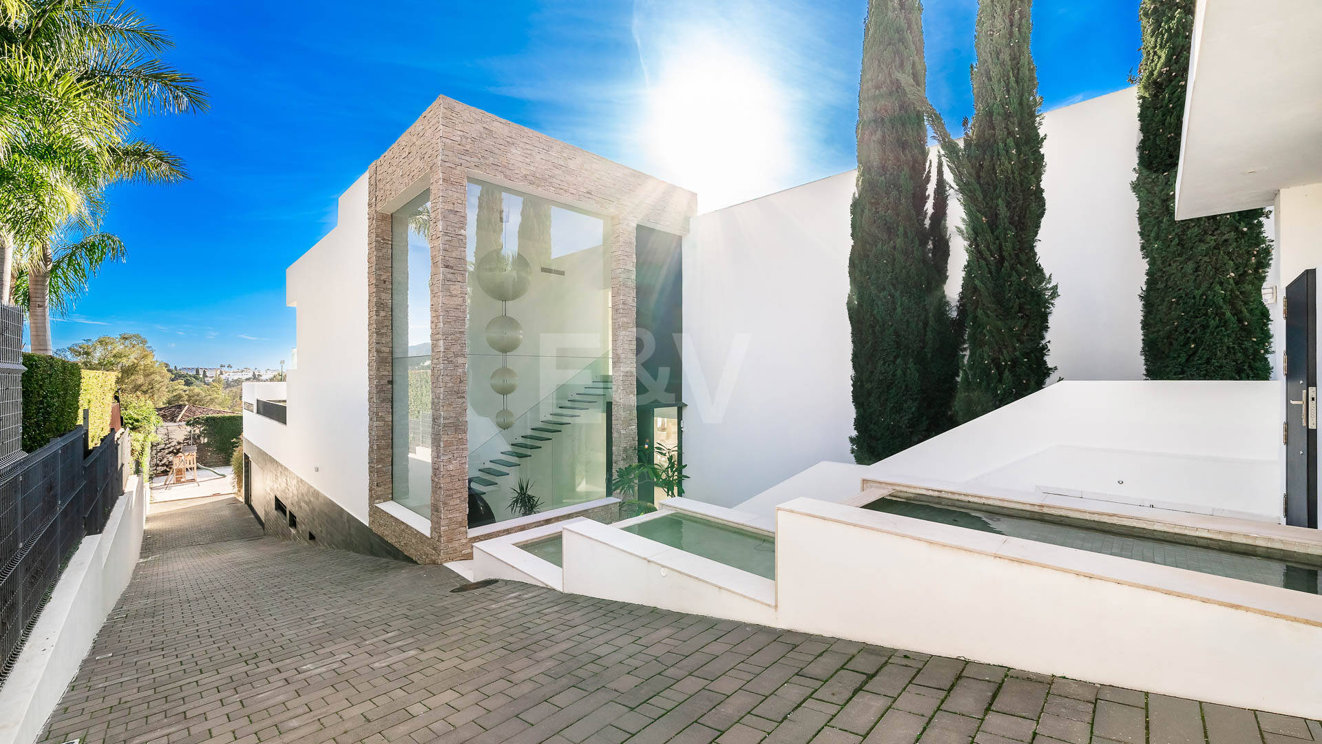 Exceptionell modern villa i gated, ultraprestigefyllda La Cerquillawith Sea Views och Private Tennis Court