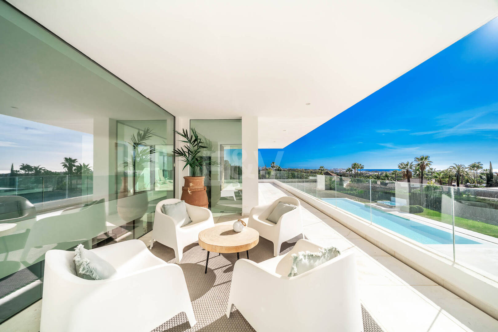 Exceptionell modern villa i gated, ultraprestigefyllda La Cerquillawith Sea Views och Private Tennis Court