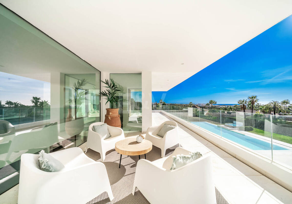 Exclusiva villa en comunidad privada con vistas al mar y pista de tenis