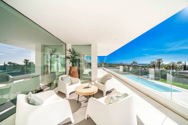 Exceptionell modern villa i gated, ultraprestigefyllda La Cerquillawith Sea Views och Private Tennis Court