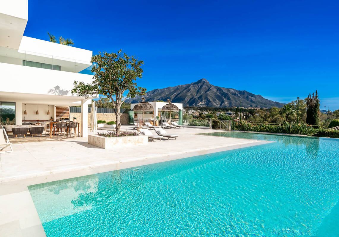 Exclusiva villa en comunidad privada con vistas al mar y pista de tenis