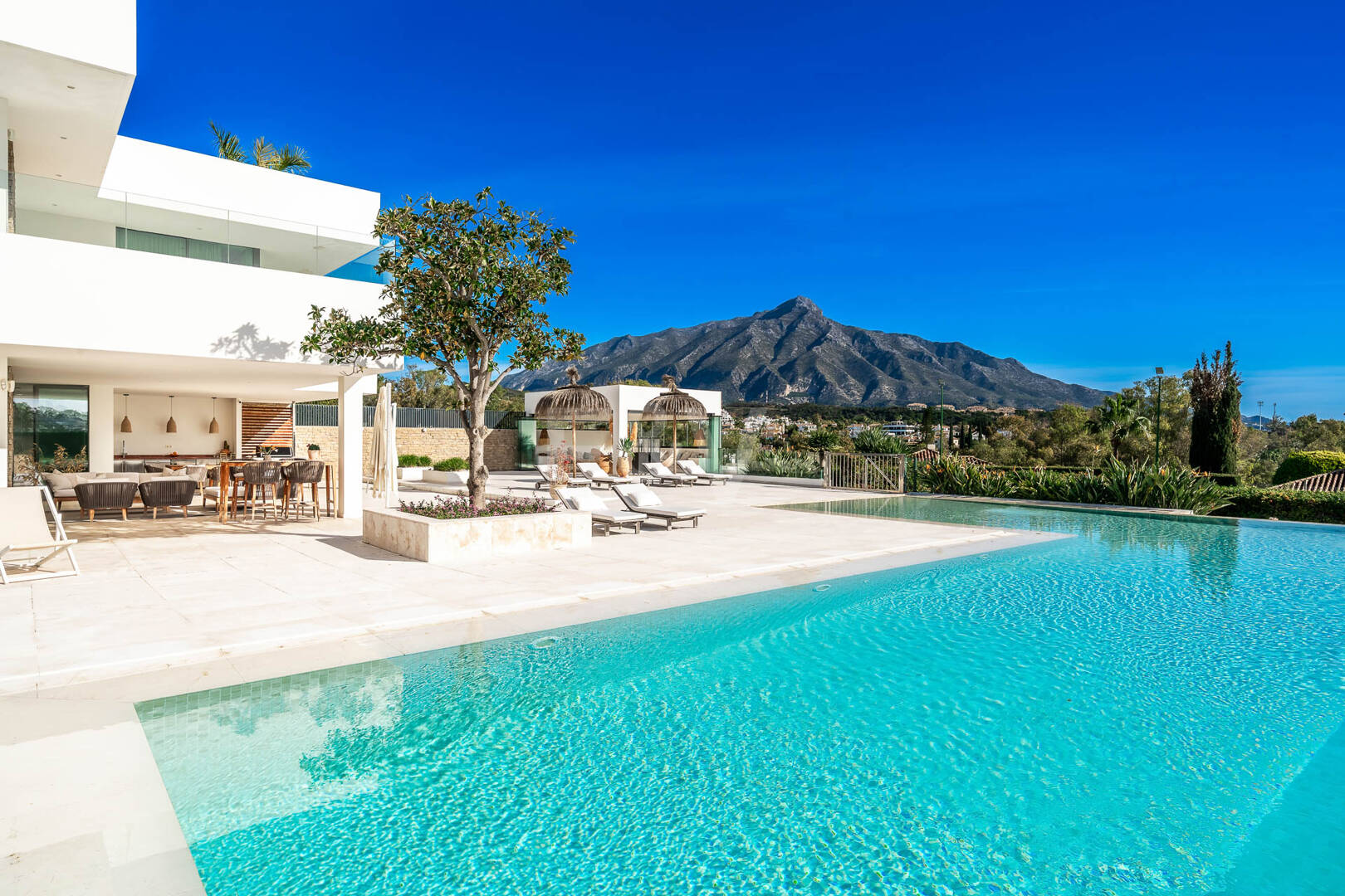 Exceptionell modern villa i gated, ultraprestigefyllda La Cerquillawith Sea Views och Private Tennis Court