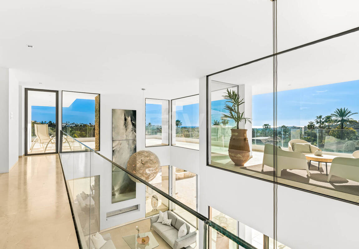 Exceptionell modern villa i gated, ultraprestigefyllda La Cerquillawith Sea Views och Private Tennis Court