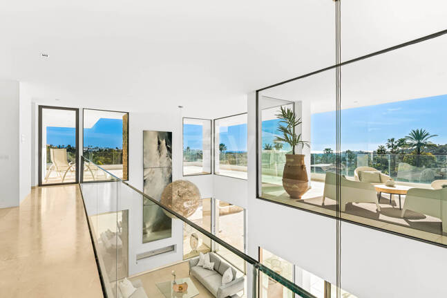 Exceptionell modern villa i gated, ultraprestigefyllda La Cerquillawith Sea Views och Private Tennis Court