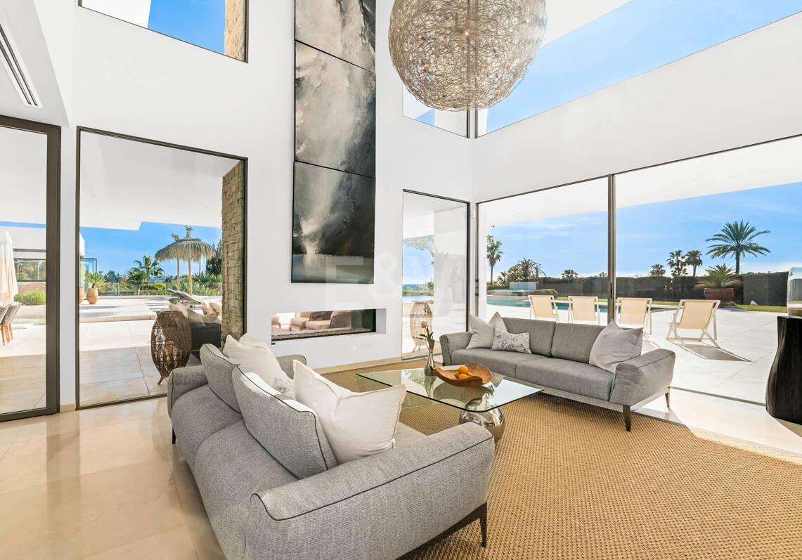 Exclusiva villa en comunidad privada con vistas al mar y pista de tenis