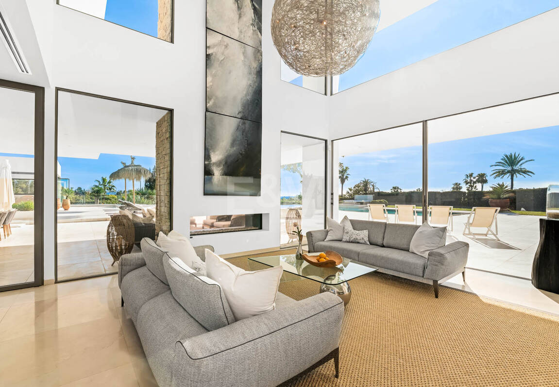 Exceptionell modern villa i gated, ultraprestigefyllda La Cerquillawith Sea Views och Private Tennis Court