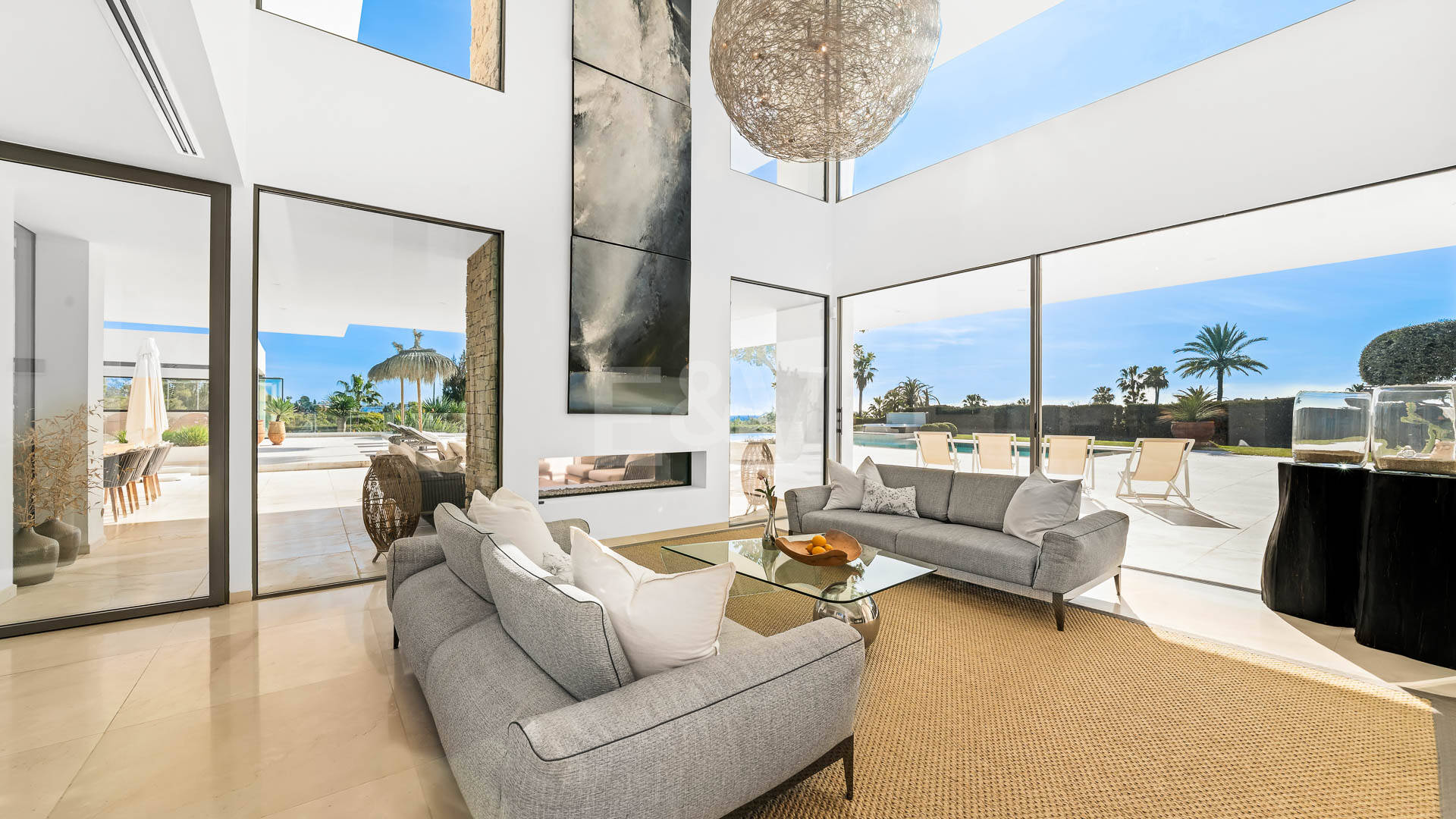 Exceptionell modern villa i gated, ultraprestigefyllda La Cerquillawith Sea Views och Private Tennis Court