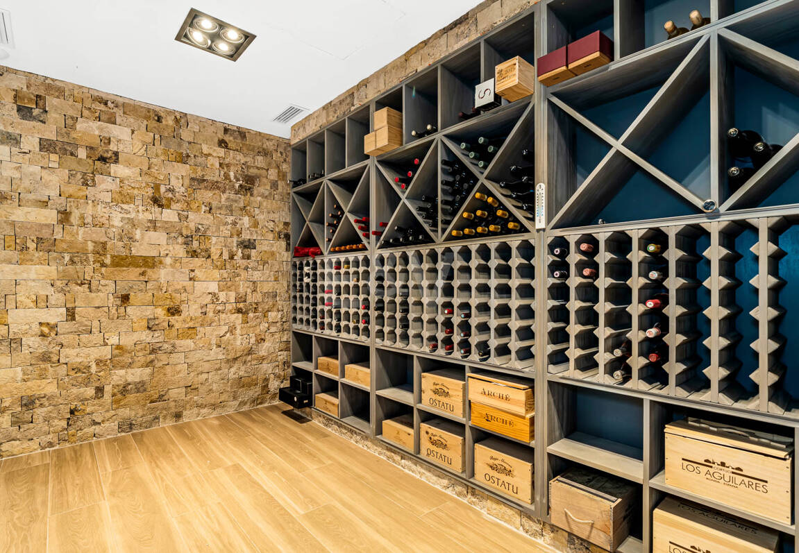 Exceptionell modern villa i gated, ultraprestigefyllda La Cerquillawith Sea Views och Private Tennis Court