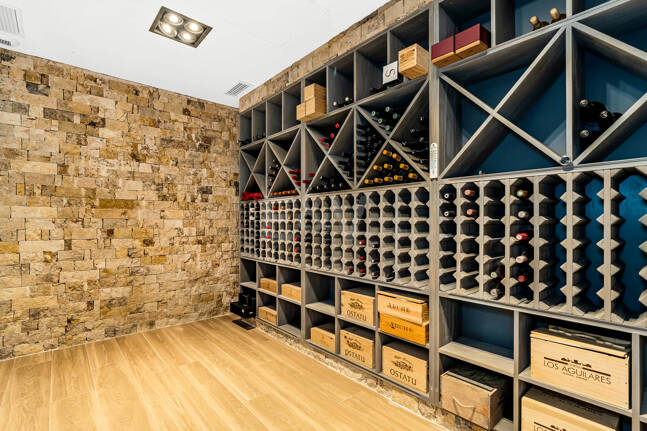 Exceptionell modern villa i gated, ultraprestigefyllda La Cerquillawith Sea Views och Private Tennis Court