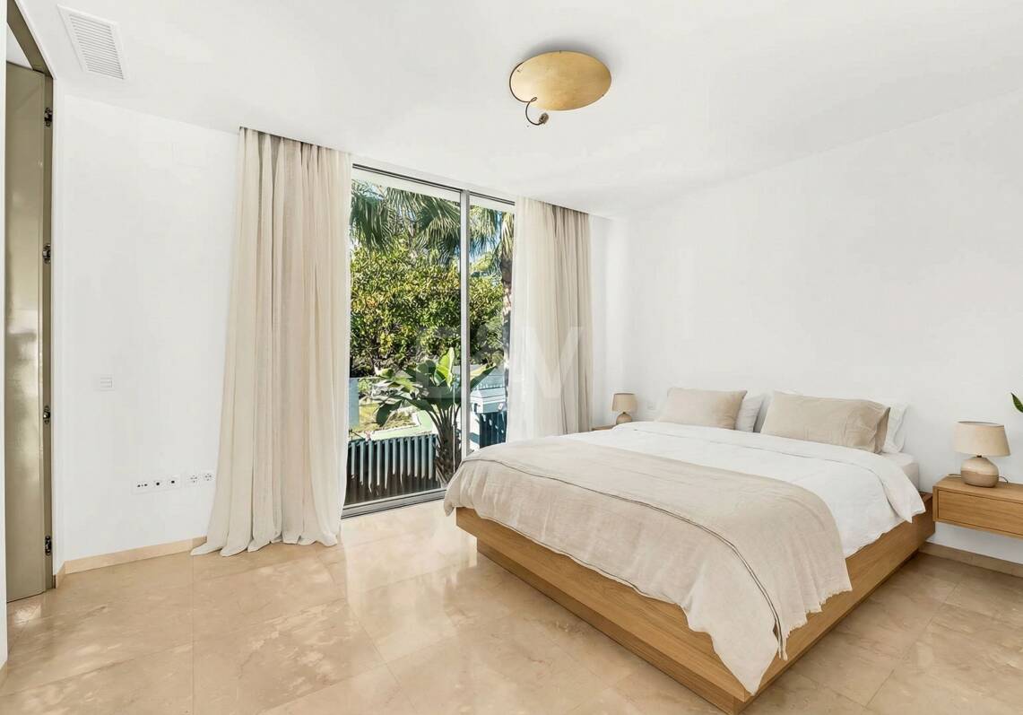 Exclusiva villa en comunidad privada con vistas al mar y pista de tenis