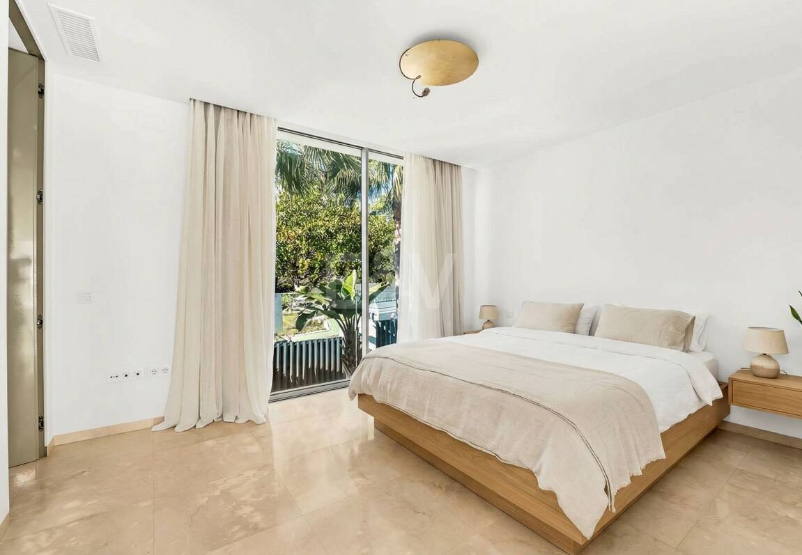 Exceptionell modern villa i gated, ultraprestigefyllda La Cerquillawith Sea Views och Private Tennis Court