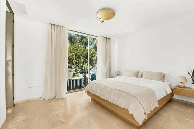 Exceptionell modern villa i gated, ultraprestigefyllda La Cerquillawith Sea Views och Private Tennis Court