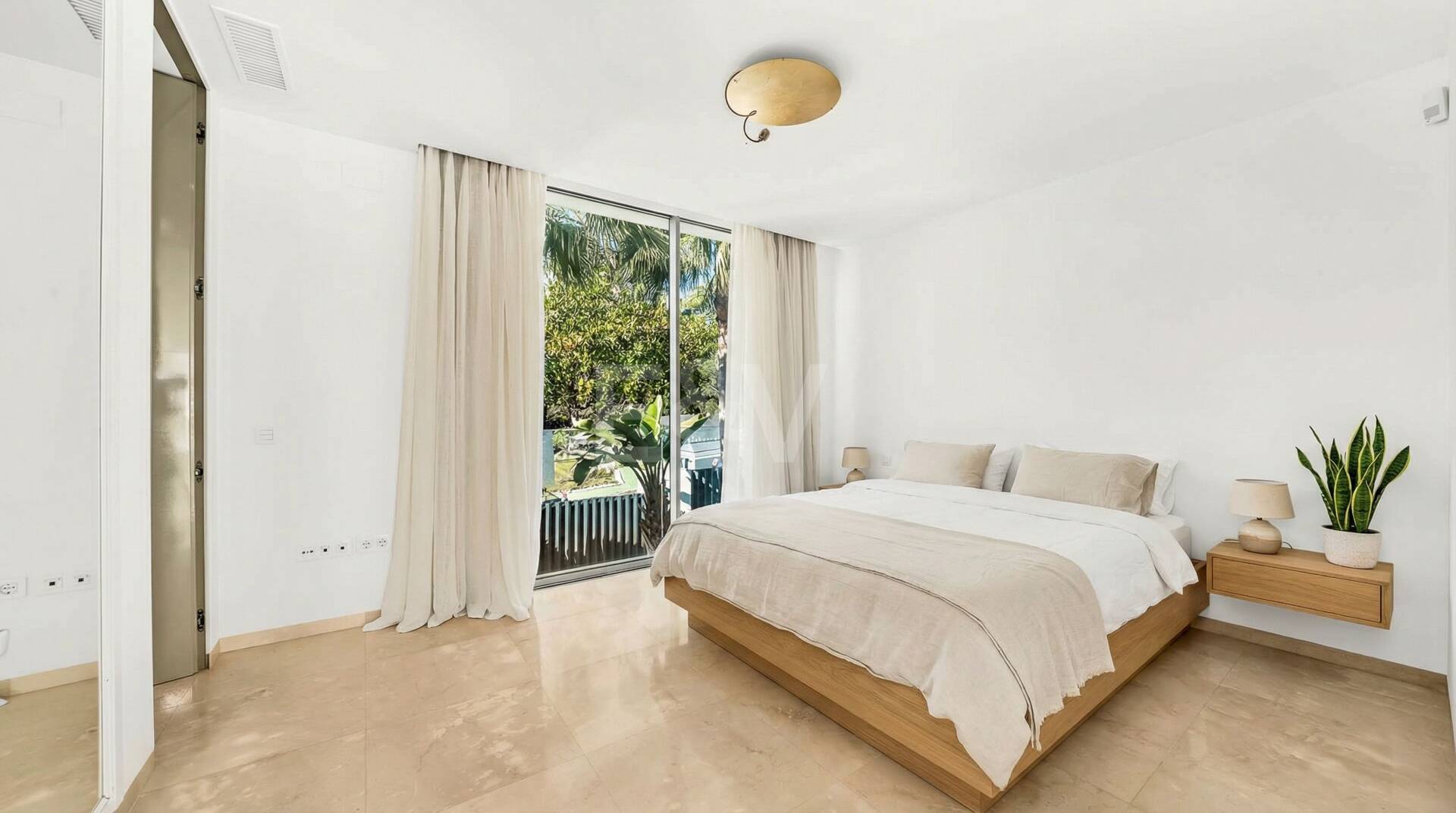 Exceptionell modern villa i gated, ultraprestigefyllda La Cerquillawith Sea Views och Private Tennis Court