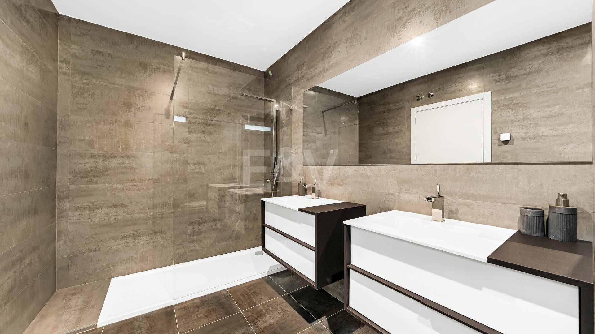 Exceptionell modern villa i gated, ultraprestigefyllda La Cerquillawith Sea Views och Private Tennis Court