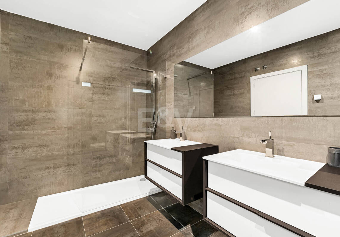 Exclusiva villa en comunidad privada con vistas al mar y pista de tenis