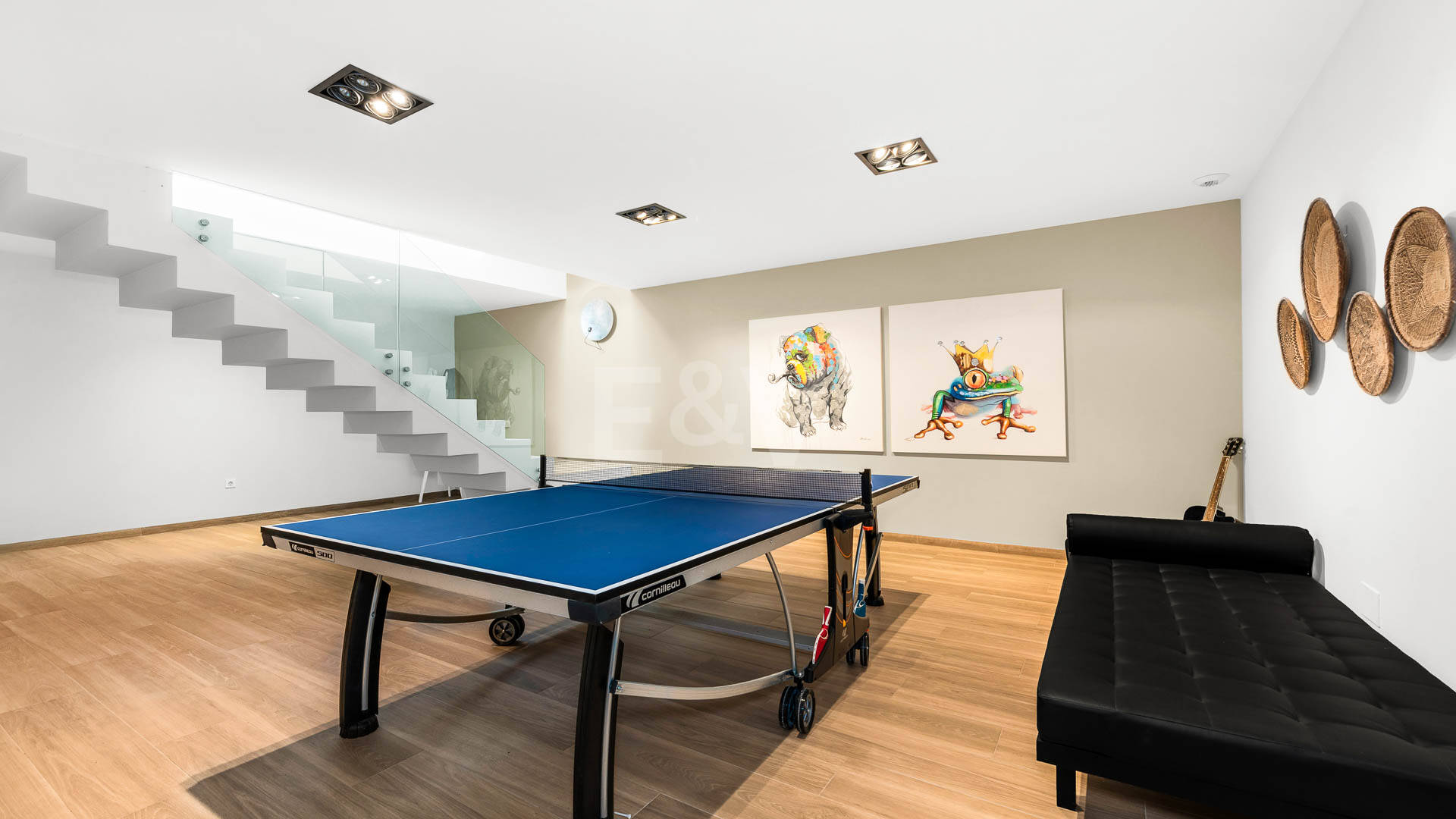 Exceptionell modern villa i gated, ultraprestigefyllda La Cerquillawith Sea Views och Private Tennis Court