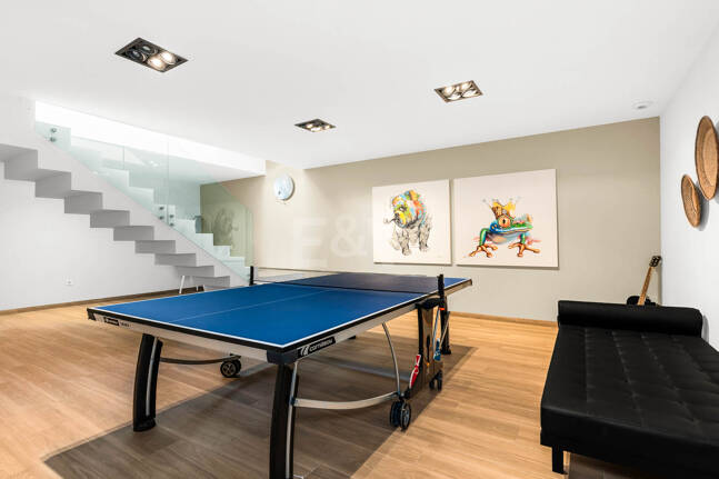 Exceptionell modern villa i gated, ultraprestigefyllda La Cerquillawith Sea Views och Private Tennis Court