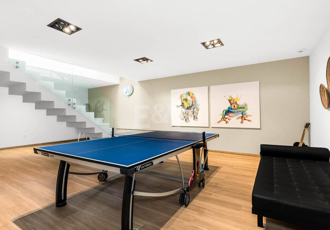 Exclusiva villa en comunidad privada con vistas al mar y pista de tenis
