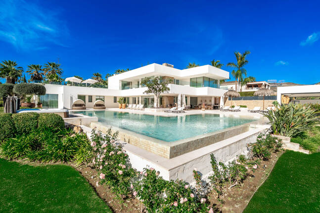 Exceptionell modern villa i gated, ultraprestigefyllda La Cerquillawith Sea Views och Private Tennis Court