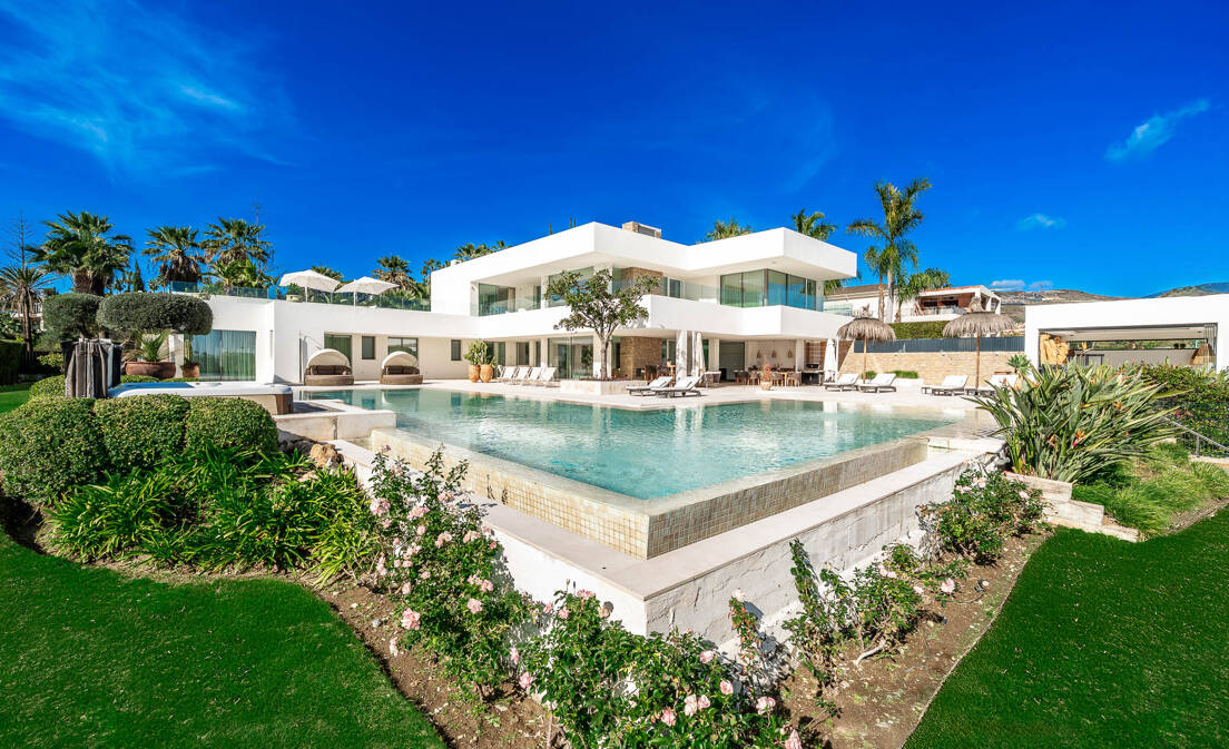 Descubra una villa icónica en La Cerquilla con vistas al mar y pista de tenis privada