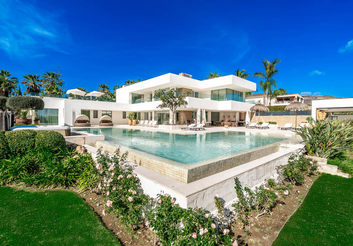 Exclusiva villa en comunidad privada con vistas al mar y pista de tenis