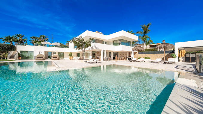 Exclusiva villa en comunidad privada con vistas al mar y pista de tenis