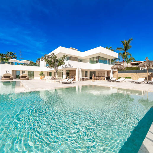 Exceptionell modern villa i gated, ultraprestigefyllda La Cerquillawith Sea Views och Private Tennis Court