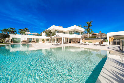 Exceptionell modern villa i gated, ultraprestigefyllda La Cerquillawith Sea Views och Private Tennis Court