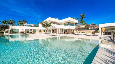 Villa contemporaine exceptionnelle dans la zone fermée, ultra-présticieuse La Cerquillaavec vue sur la mer et court de tennis privé