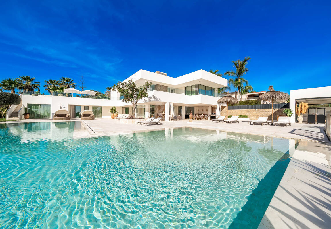 Exceptionell modern villa i gated, ultraprestigefyllda La Cerquillawith Sea Views och Private Tennis Court