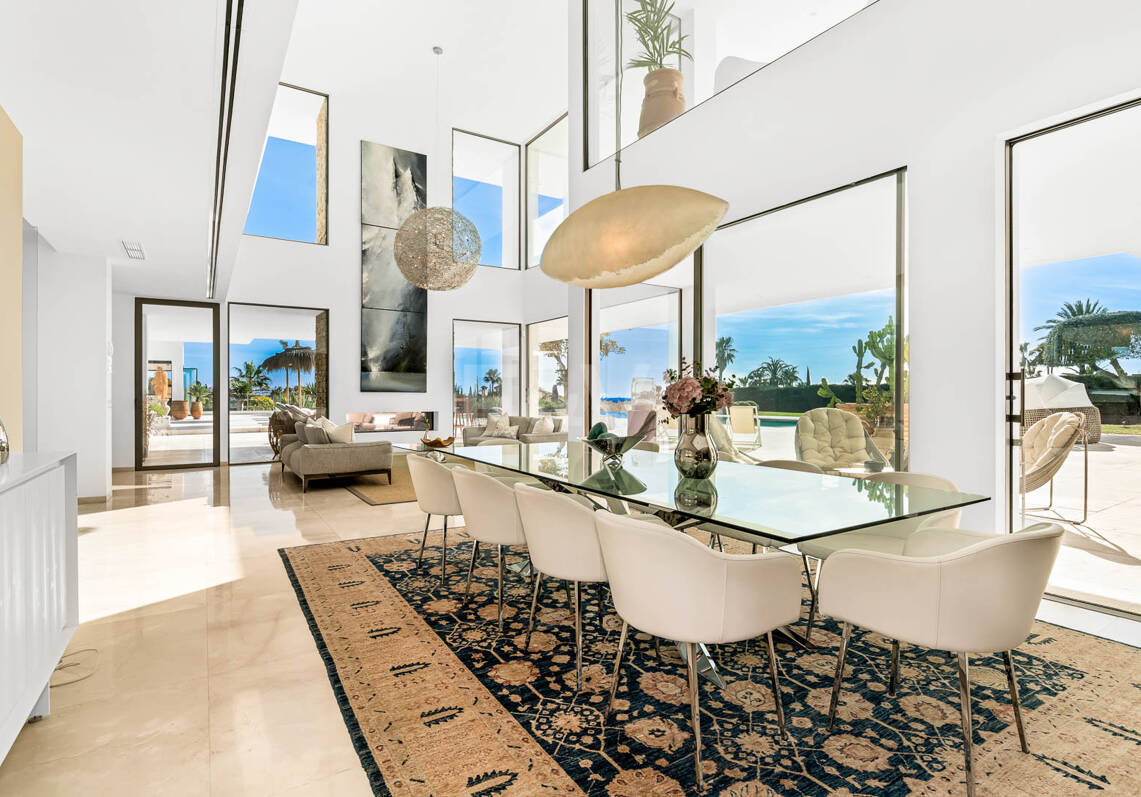 Exclusiva villa en comunidad privada con vistas al mar y pista de tenis