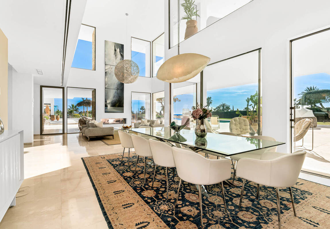 Exceptionell modern villa i gated, ultraprestigefyllda La Cerquillawith Sea Views och Private Tennis Court