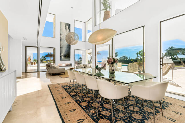 Exceptionell modern villa i gated, ultraprestigefyllda La Cerquillawith Sea Views och Private Tennis Court