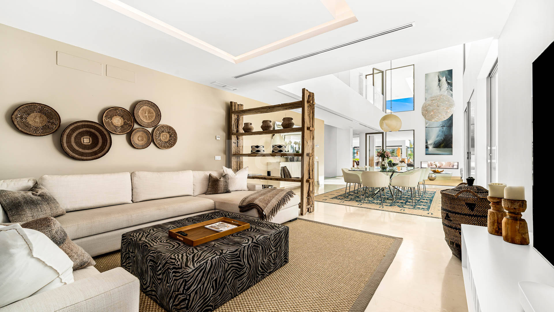 Exceptionell modern villa i gated, ultraprestigefyllda La Cerquillawith Sea Views och Private Tennis Court