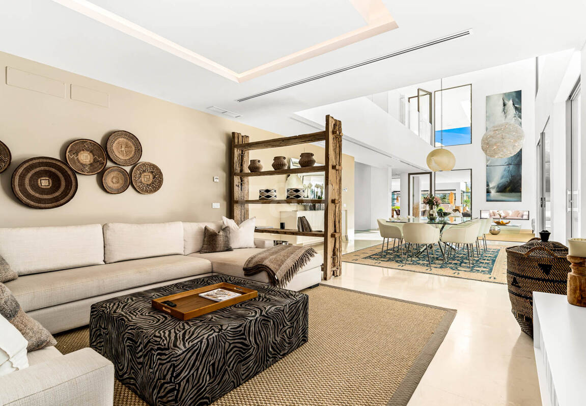 Exceptionell modern villa i gated, ultraprestigefyllda La Cerquillawith Sea Views och Private Tennis Court