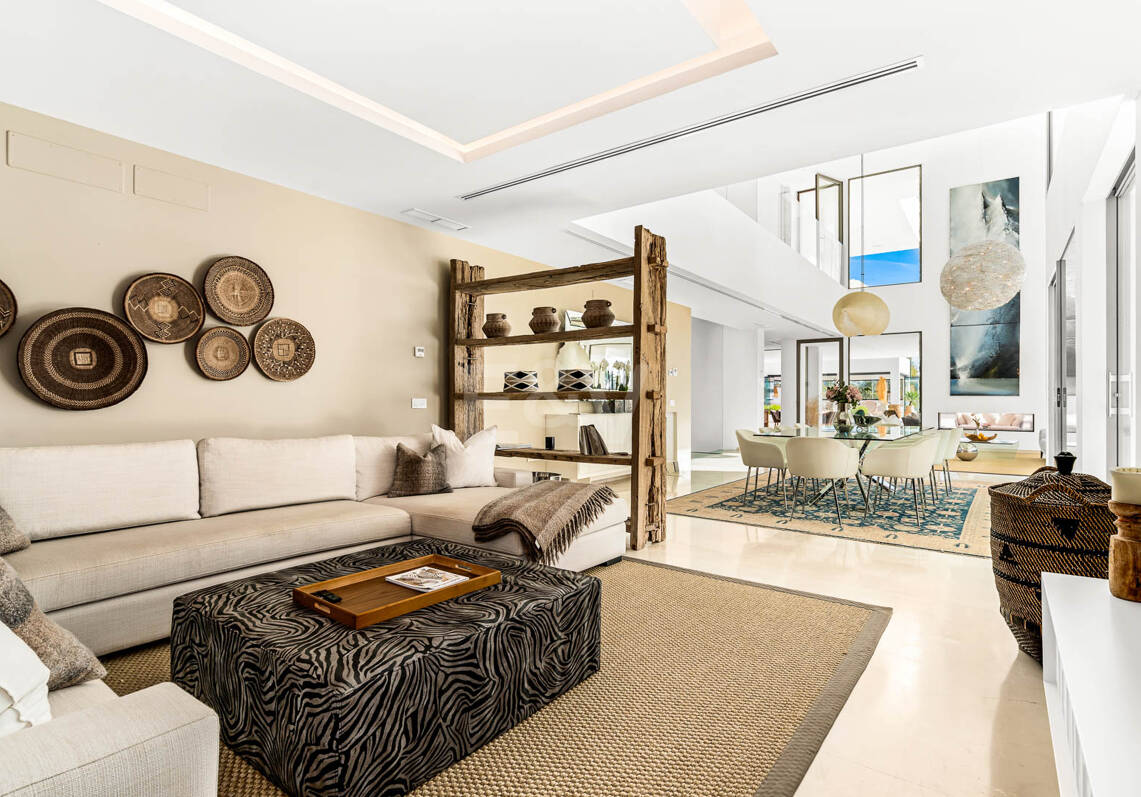 Exclusiva villa en comunidad privada con vistas al mar y pista de tenis