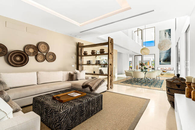 Exceptionell modern villa i gated, ultraprestigefyllda La Cerquillawith Sea Views och Private Tennis Court