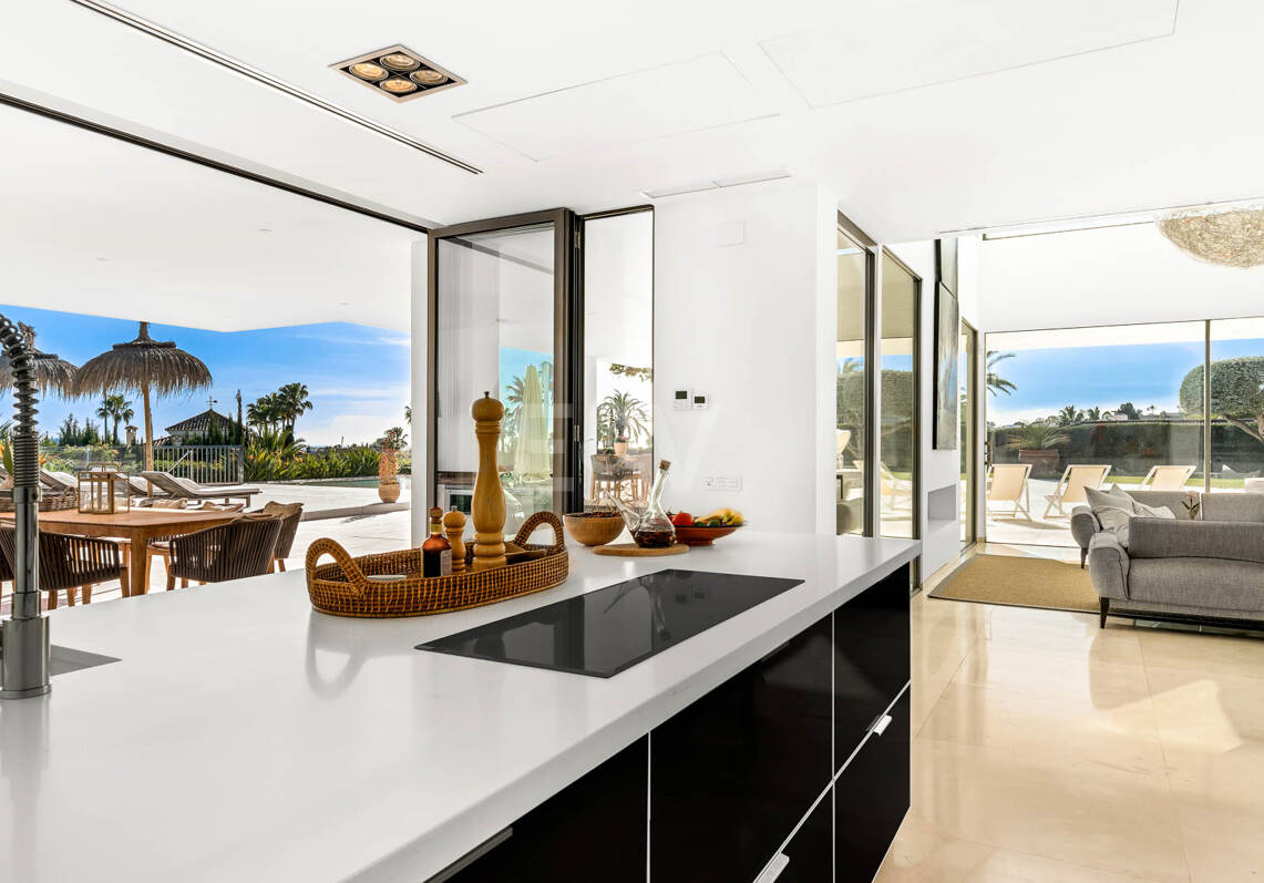 Exclusiva villa en comunidad privada con vistas al mar y pista de tenis