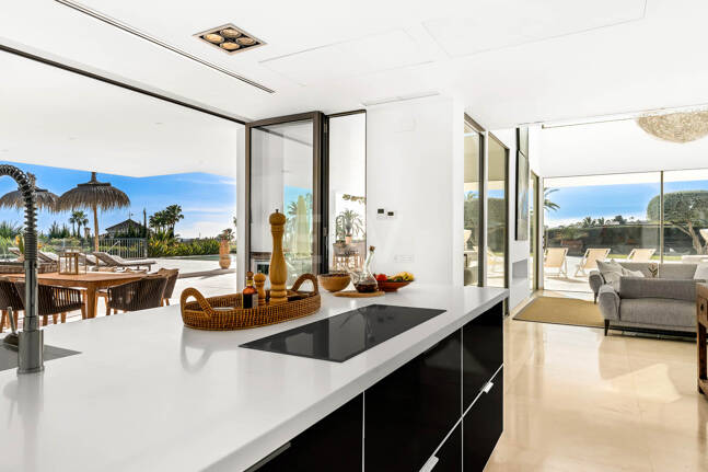 Exceptionell modern villa i gated, ultraprestigefyllda La Cerquillawith Sea Views och Private Tennis Court