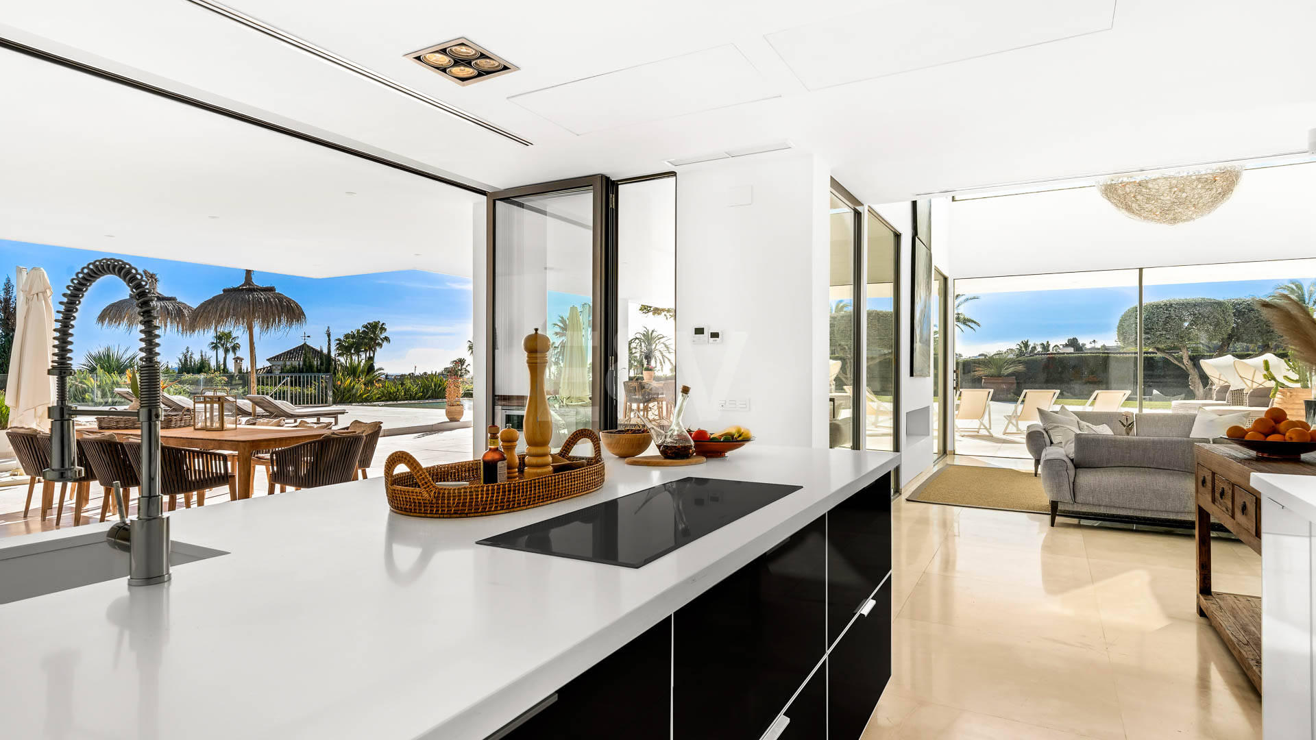Exceptionell modern villa i gated, ultraprestigefyllda La Cerquillawith Sea Views och Private Tennis Court