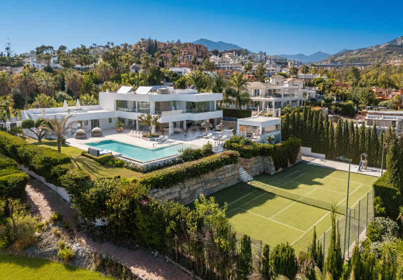 Exceptionell modern villa i gated, ultraprestigefyllda La Cerquillawith Sea Views och Private Tennis Court