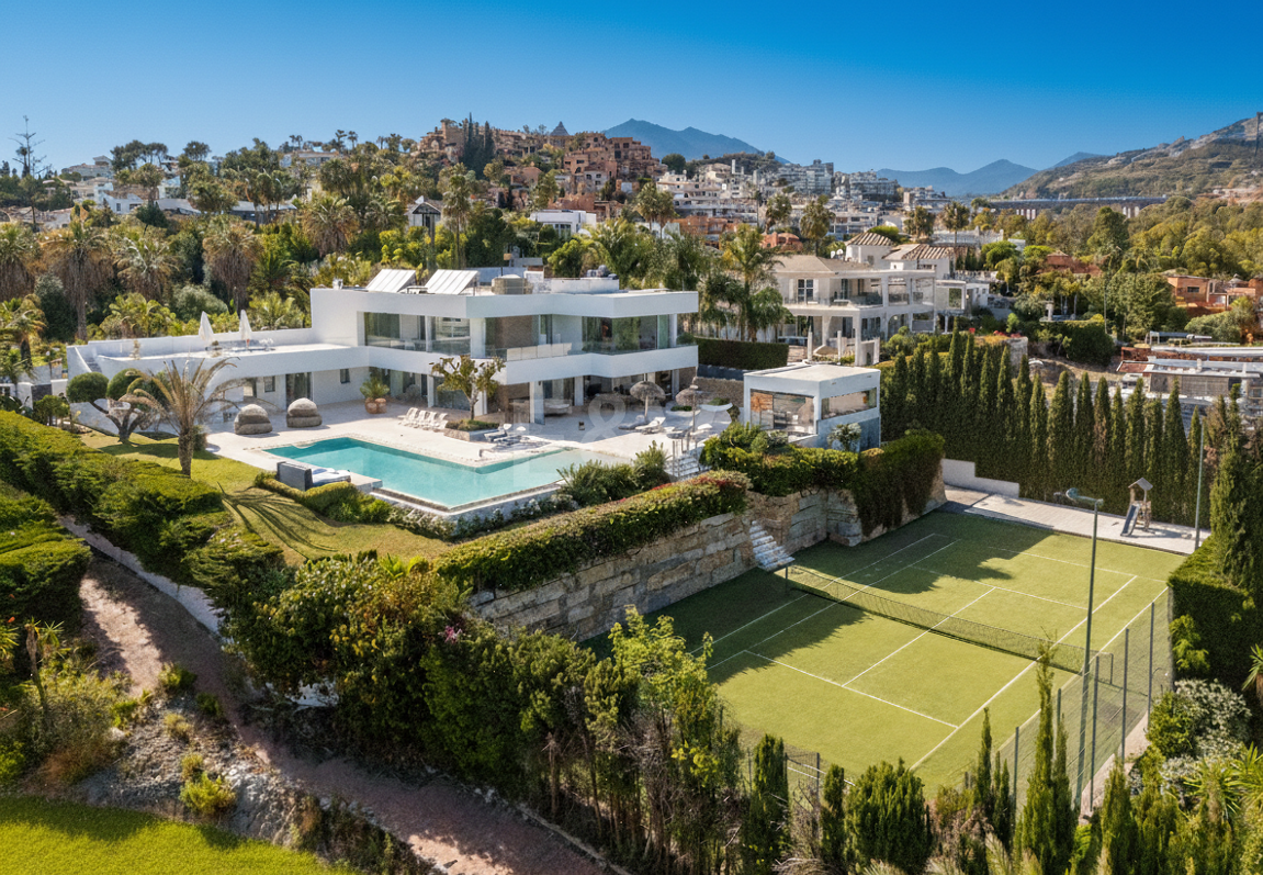 Exceptionell modern villa i gated, ultraprestigefyllda La Cerquillawith Sea Views och Private Tennis Court
