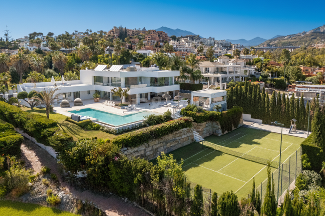 Exceptionell modern villa i gated, ultraprestigefyllda La Cerquillawith Sea Views och Private Tennis Court