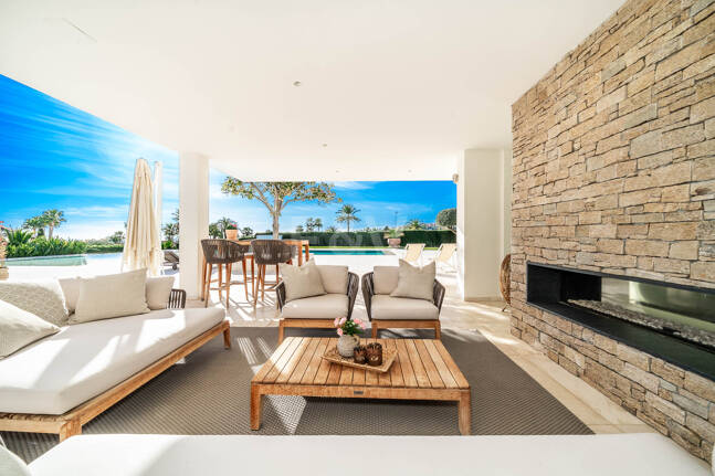 Exceptionell modern villa i gated, ultraprestigefyllda La Cerquillawith Sea Views och Private Tennis Court